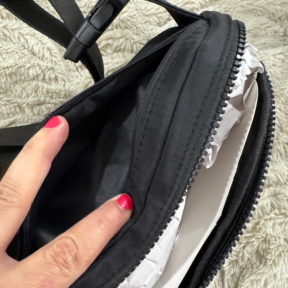 Black Belt Bag with Gold Heart Charm Chain – NWT - Picture 9 of 9